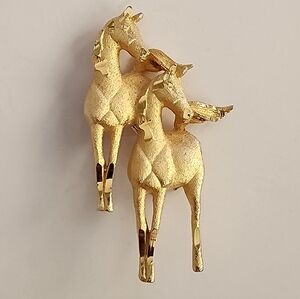 Gold-tone horse 🐎 brooch, 3D effect, 2 1/4" h x 1 1/4 w, like new! vintage